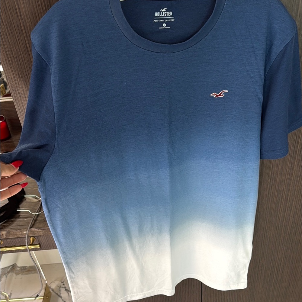Hollister Blue and White Gradient Short Sleeve Tee - Picture 6 of 11